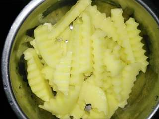 1、烤土豆,将土豆切条，或者切块，随便切就可以了，大小均匀点。