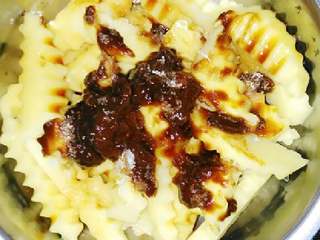 2、烤土豆,加入豆瓣酱，生抽，少许盐。