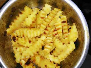 3、烤土豆,搅拌均匀。