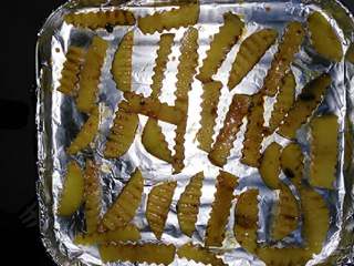 4、烤土豆,将烤盘里铺上锡纸，将土豆放入，烤预热，200度烤30分钟。