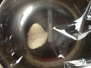 1、鸡蛋灌饼卷苹果培根 ,中筋面粉50克左右，加少许盐和适量温水，和成面团。 盖保鲜膜醒个15分钟