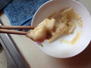 2、鸡蛋灌饼卷苹果培根 ,中筋面粉20克左右，加适量的食用油，搅拌成挂筷子不低落的粘稠状态，比较像凉猪油的样子