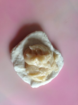 3、鸡蛋灌饼卷苹果培根 ,取醒好的面团，包入油面，收口朝下，擀成薄面片.