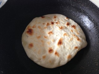 4、鸡蛋灌饼卷苹果培根 ,平底锅刷薄油烙饼，见饼皮上有小鼓泡，在饼皮上刷薄油翻面继续烙。注意保持小到中火操作