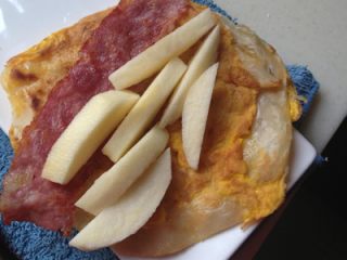 7、鸡蛋灌饼卷苹果培根 ,烙好的鸡蛋饼铺上培根、苹果条