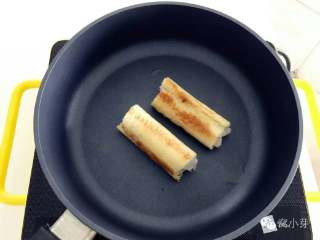 2、宝宝辅食：芋泥卷-很朴实，很健康，却很美味的台式甜点...12M+,平底不粘锅中倒入少许植物油，热好锅后转小火，把芋泥吐司卷放入，滚动小火慢慢烘煎，直至如图表面变金黄色。