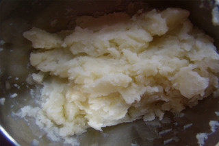 1、美味土豆饼,将煮熟的土豆捣成土豆泥。