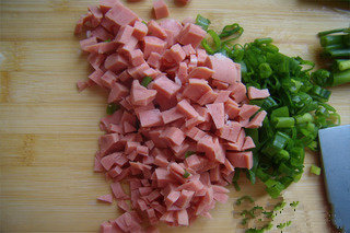 2、美味土豆饼,将香葱、火腿切碎。