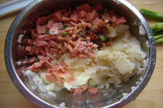 3、美味土豆饼,放在土豆泥上，撒上胡椒粉、倒上酱油。