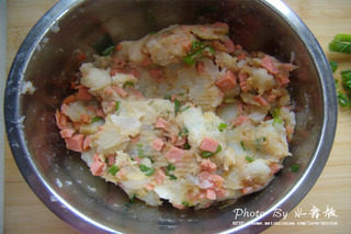 4、美味土豆饼,用勺子拌匀。