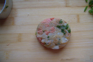 5、美味土豆饼,用模具或者用手安城圆形。