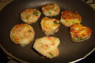 6、美味土豆饼,平底锅抹油，小火煎两面金黄。