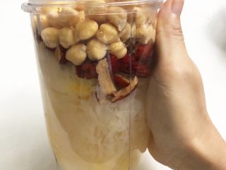 4、鹰嘴豆红枣银耳羹,将所有材料和清水倒入料理杯内
