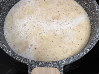 7、鹰嘴豆红枣银耳羹,一定要边煮边搅拌以防糊底，汤汁会越来越稠，约煮5分钟即可关火