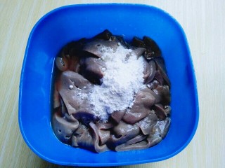 3、#咸味##补血护肝#青椒炒猪肝,猪肝一定要清洗干净，不然会很腥气，首先冷水泡15分钟，换干净水再泡15分钟。冷水冲洗干净，加入淀粉，用手不停的抓。