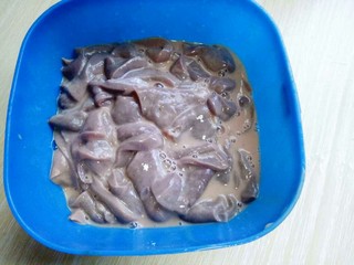 4、#咸味##补血护肝#青椒炒猪肝,放入淀粉用手抓过后会有血水出来。