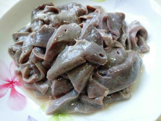 6、#咸味##补血护肝#青椒炒猪肝,几个步骤洗好的猪肝特别干净，将洗干净的猪肝淋干水份。