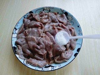 9、#咸味##补血护肝#青椒炒猪肝,再加入盐。(依个人口味放盐)