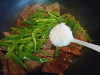 18、#咸味##补血护肝#青椒炒猪肝,再加入白砂糖，快速翻炒1-2分钟即可。(可以不加，根据个人喜欢)
