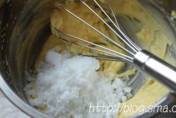 1、全麦黑芝麻饼干,黄油室温软化，加入全部量的糖搅匀