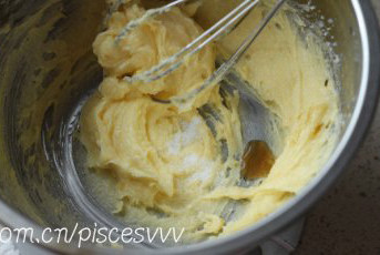 2、全麦黑芝麻饼干,加入盐及香草精继续用打蛋器搅打至颜色变浅，体积膨大