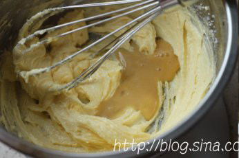 3、全麦黑芝麻饼干,分次加入全蛋液，每加一次充分搅匀后再加下一次，直到全部加完