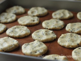 6、全麦黑芝麻饼干,取15g左右的面糊，用手揉成圆球状，直接放在烤盘上