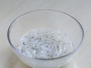 2、银鱼炒蛋,将银鱼干用水泡到变软透明为止，然后洗干净。