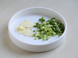 3、银鱼炒蛋,大蒜切片，小葱切葱花。