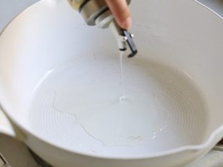 7、银鱼炒蛋,锅中加入油。