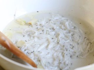 9、银鱼炒蛋,下银鱼翻炒有一点点发硬。