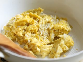 11、银鱼炒蛋,转小火慢煎，观察蛋液周围开始凝固就用锅铲小心划散，大部分蛋液一凝固马上关火盛出，别把蛋炒老了。