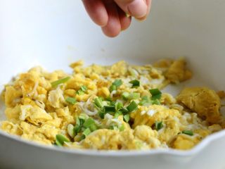 12、银鱼炒蛋,出锅前撒葱花。
