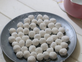 5、蒸汽球釜丸子红豆汤,搓成自己喜欢的大小，盘里要撒些糯米粉，防止粘连。（如果一次做多了，可以放入冷冻，要用的时候直接煮，不用解冻。）