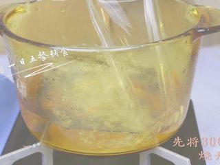 3、小米山药粥 宝宝辅食，强壮身体助消化,先把300克水烧开，入小米煮。