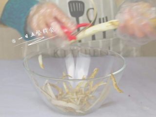 5、小米山药粥 宝宝辅食，强壮身体助消化,这时候开始处理铁棍山药，去皮、洗、切的时候都戴上一次性的塑料手套，以免山药的汁液粘在手或手臂上引起搔痒或过敏反应。没有手套套个方便袋也行啊。