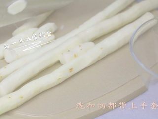 6、小米山药粥 宝宝辅食，强壮身体助消化,????小贴士：1. 山药不要事先切好，待到要放时再切也不迟，否则早切易氧化变色。2. 山药导致手痒，这主要是因为山药里面的角皂素跟植物碱