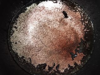 2、脏脏爆浆蛋糕,筛入低粉和可可粉翻拌均匀