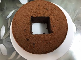 12、脏脏爆浆蛋糕,中间挖一个洞，把挖出的蛋糕分成三片