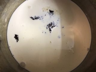 14、脏脏爆浆蛋糕,凉透的甘那许取40克，再加入170克淡奶油，17克白糖一起打发