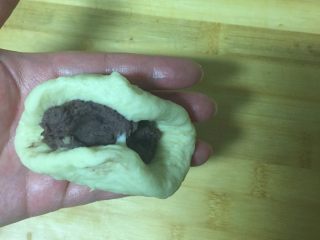 9、豆沙面包,用手按压成饼，包上豆沙馅儿，豆沙馅儿是自己做的，比外面卖的好吃