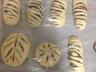 13、豆沙面包,做好后放入烤箱，进行二次发酵，在烤箱38度发酵至两倍大，烤箱里放一碗水保持湿度.