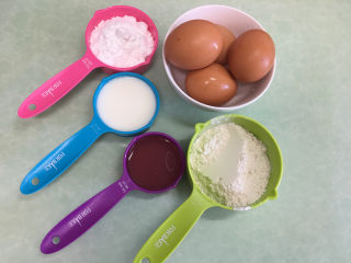 1、水果盒子蛋糕,我们先准备做戚风蛋糕的材料。