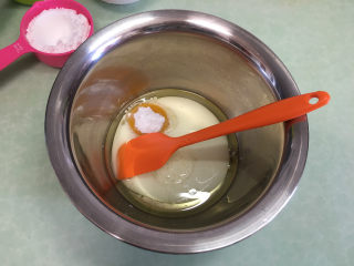 2、水果盒子蛋糕,将40克玉米油,60克牛奶,15克细砂糖,一个蛋黄放入一个盆里。