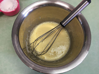 3、水果盒子蛋糕,用打蛋器搅拌均匀,至糖溶解。