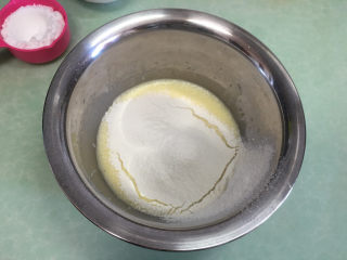 4、水果盒子蛋糕,筛入低筋面粉。