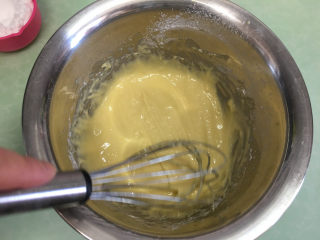 5、水果盒子蛋糕,用打蛋器“Z”字形搅拌均匀,至没有干粉颗粒。