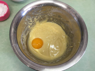 6、水果盒子蛋糕,分三次加入蛋黄,每次搅拌均匀加入第二个蛋黄。