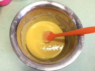 7、水果盒子蛋糕,这是混合好的蛋黄液。