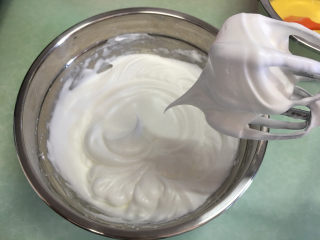 8、水果盒子蛋糕,将蛋白分三次加入细砂糖,用电动打蛋器进行打发,打到蛋白提起有大弯勾。